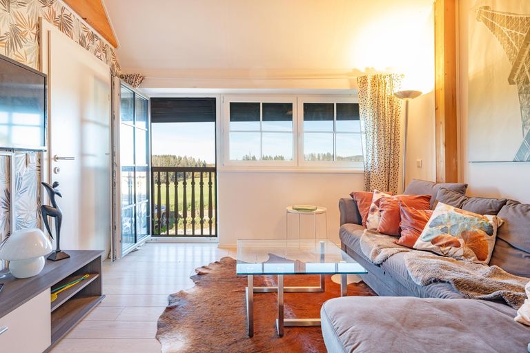 Wohnzimmer mit Balkon