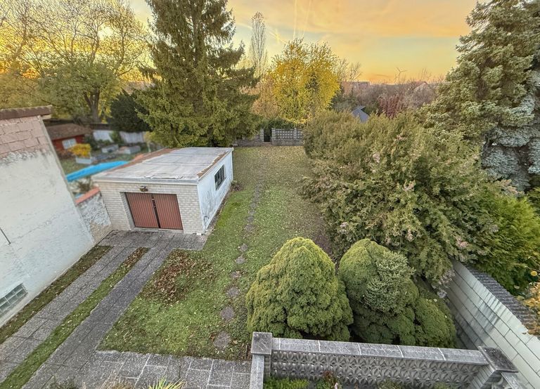 Gartenansicht mit Garage