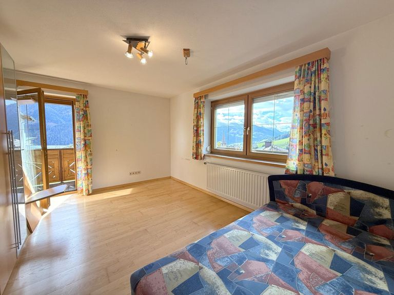 Kinderzimmer im Obergeschoss mit Balkon