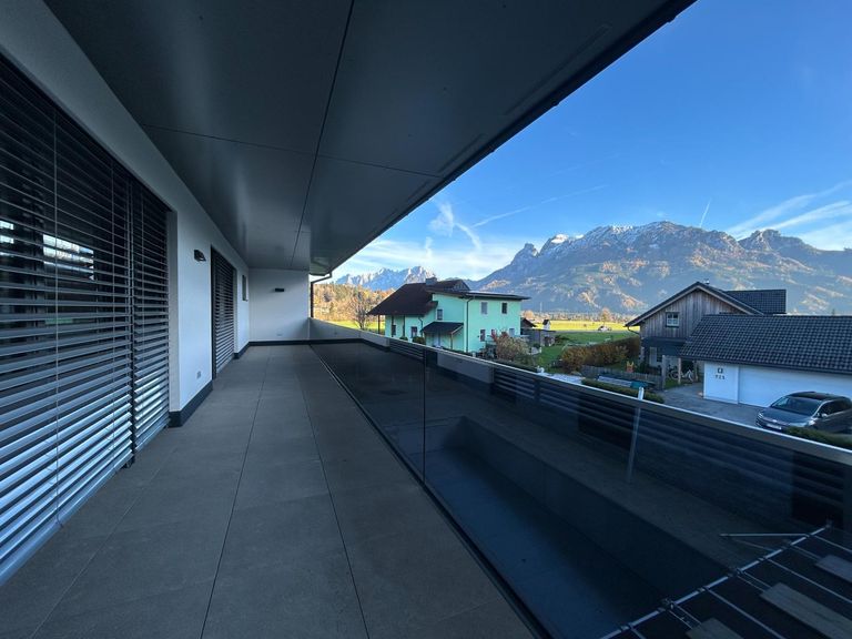 großzügiger Balkon OG