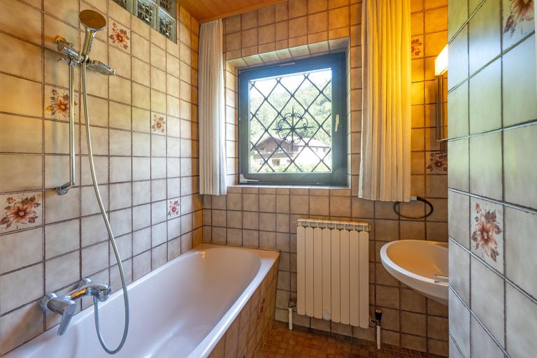 Innenansicht des Badezimmers im Erdgeschoss