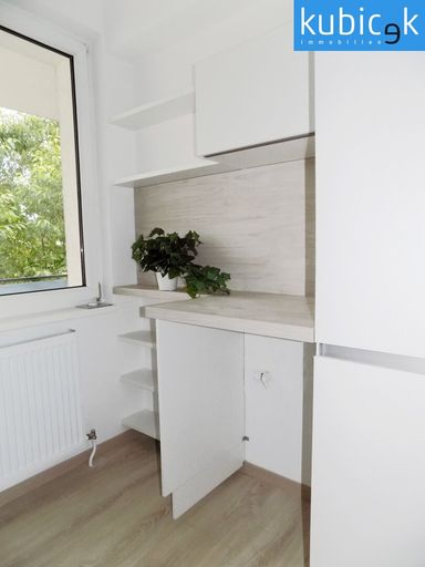 Küche rechte Seite mit Platz für Waschmaschine