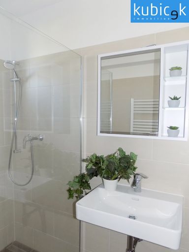 Bad mit bodenebener Dusche