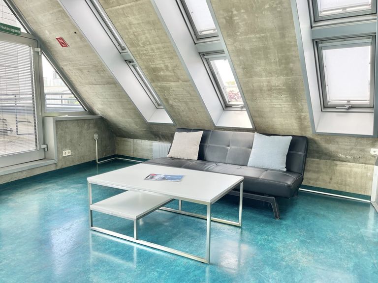 Helle Lounge im Dachgeschoss