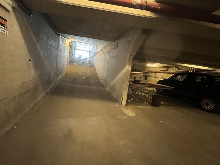 Einfahrt direkt unter dem Gebäude