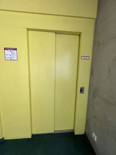 Aufzug in beiden Gebäuden