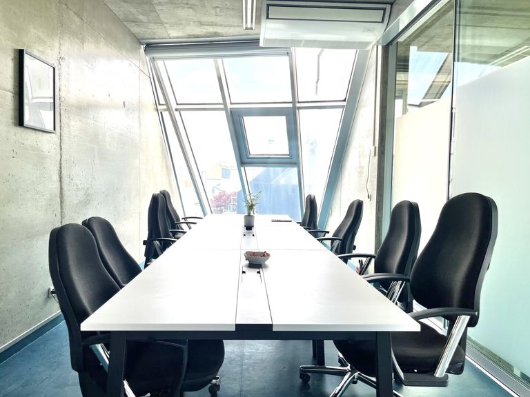 Helle Konferenzräume im Dachgeschoss