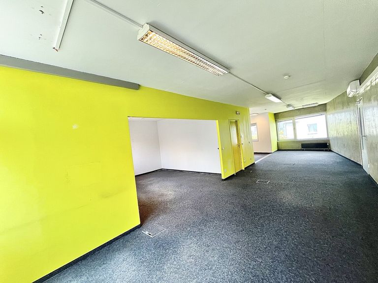 Helle Büroflächen mit Doppelboden