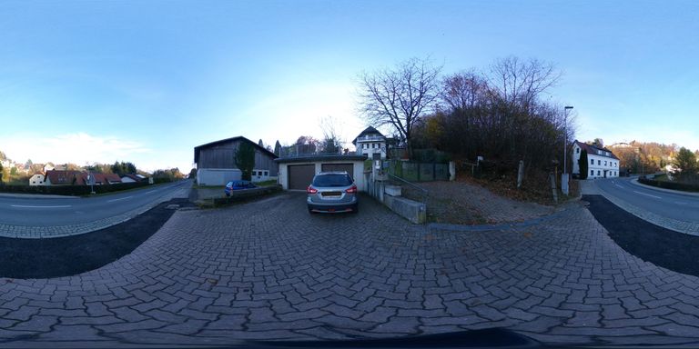 Zufahrt mit Garage