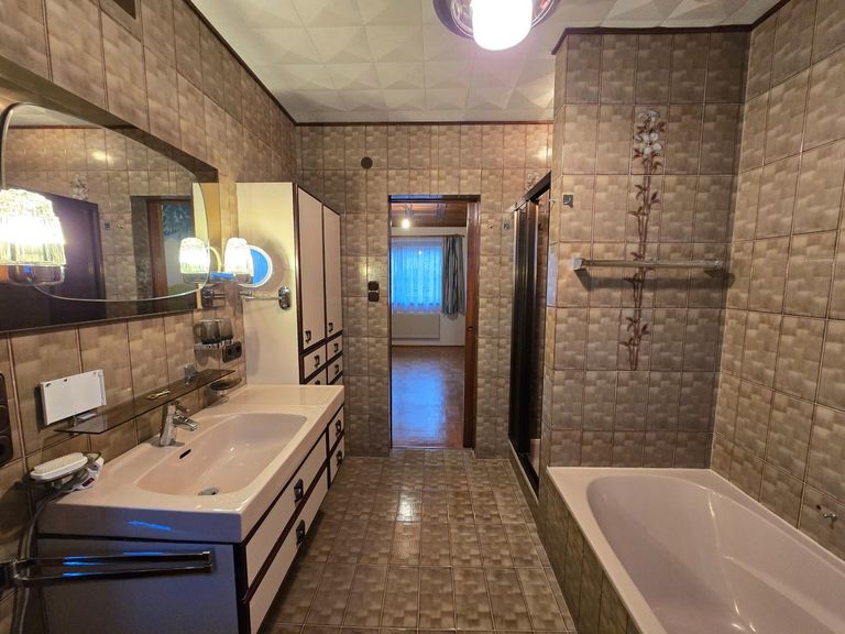 Badezimmer mit Dusche und Wanne