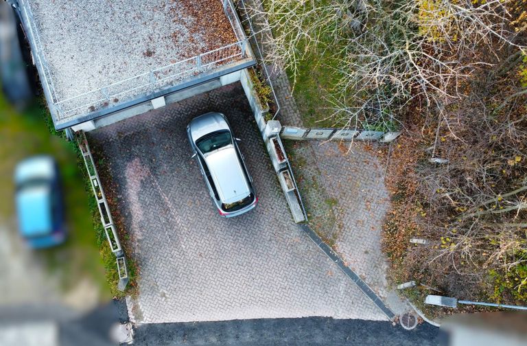 Einfahrt mit Doppelgarage