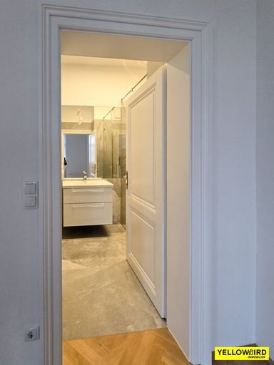 Bad mit großer stufenloser Dusche