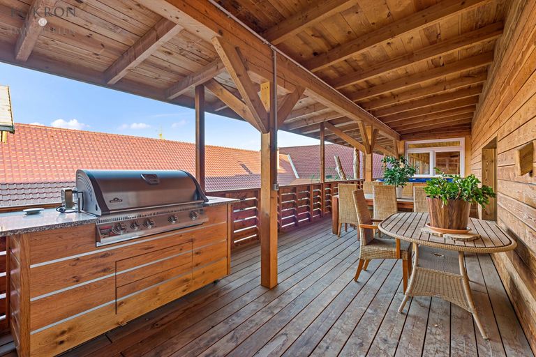 überdachte Terrasse im Dachgeschoss