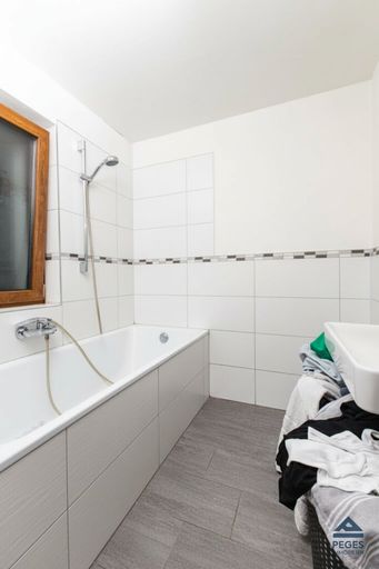 Bad mit Wanne (Platz für Waschmaschine und Trockner)