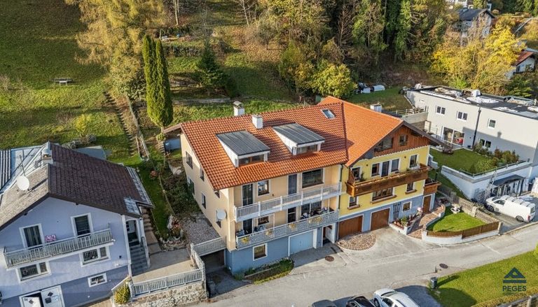 Hausansicht samt dahinter liegendem Garten