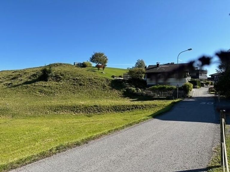 Blick auf das Grundstück von West