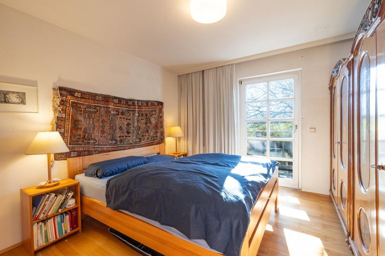 Zimmer im OG mit Balkonzugang