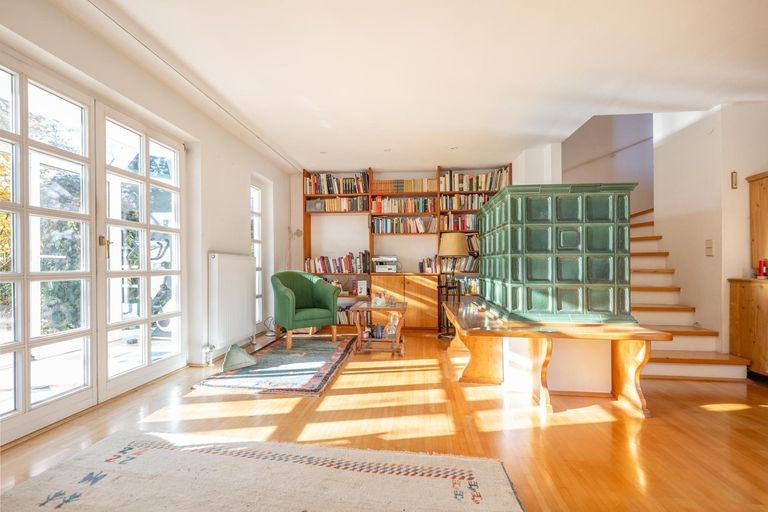 Wohnzimmer mit gemütlichem Kachelofen