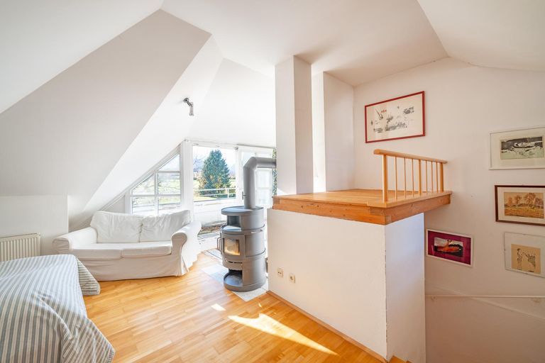 Wohnraum im DG mit eigenem Holzofen