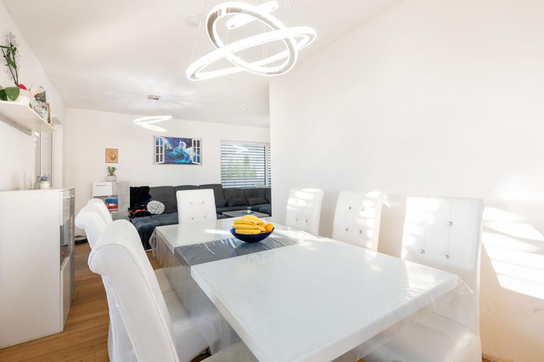 Essbereich mit Blick in das Wohnzimmer