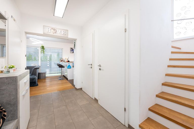 Vorraum mit Aufgang in das OG