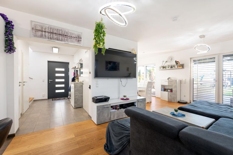 Wohn-/Essbereich mit Blick in den Vorraum