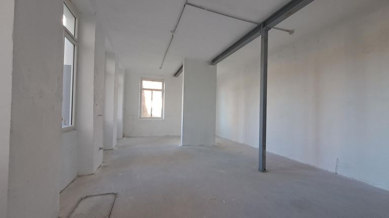 heller Raum mit hohen Fenstern hofseitig