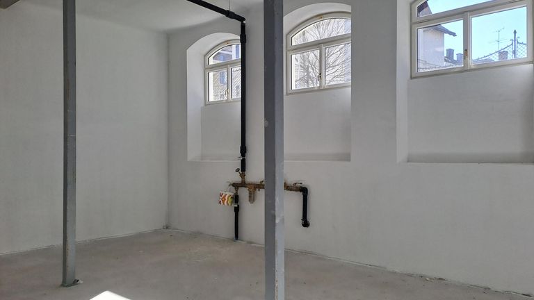 Hohe Räume, hell, straßenseitig