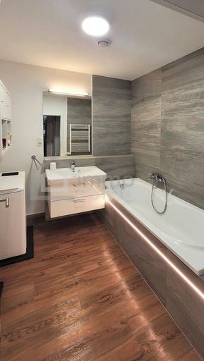 Badezimmer mit Wanne