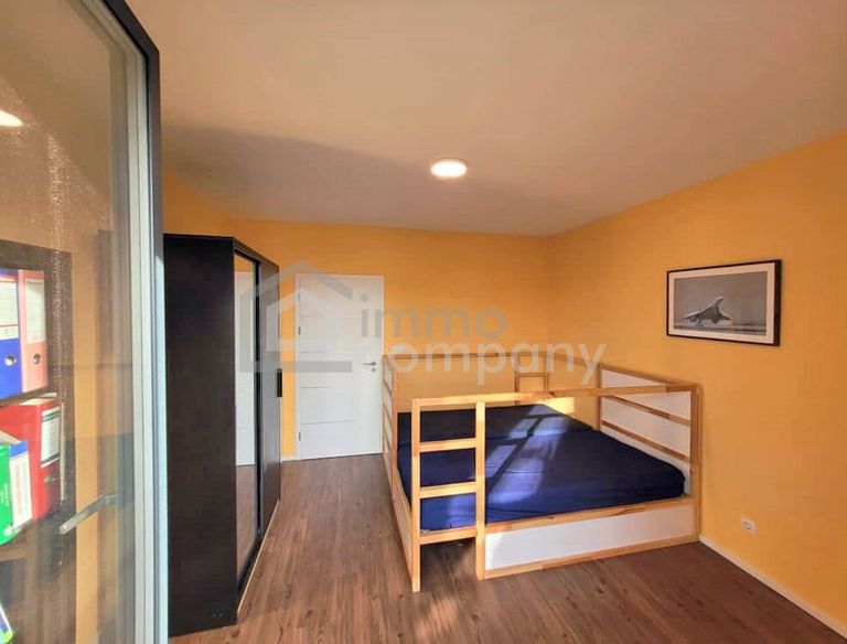 geräumiges, helles Kinderzimmer