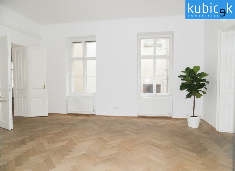 großzügiges Wohnzimmer
