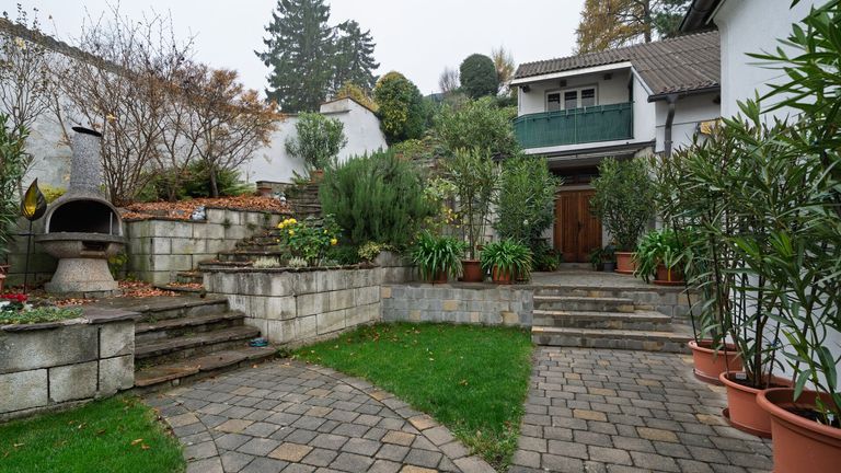 Garten Blick auf Nebengebäude und Grillplatz