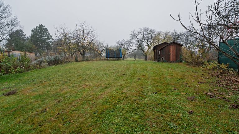 Restlicher Garten mit Gartenhütten