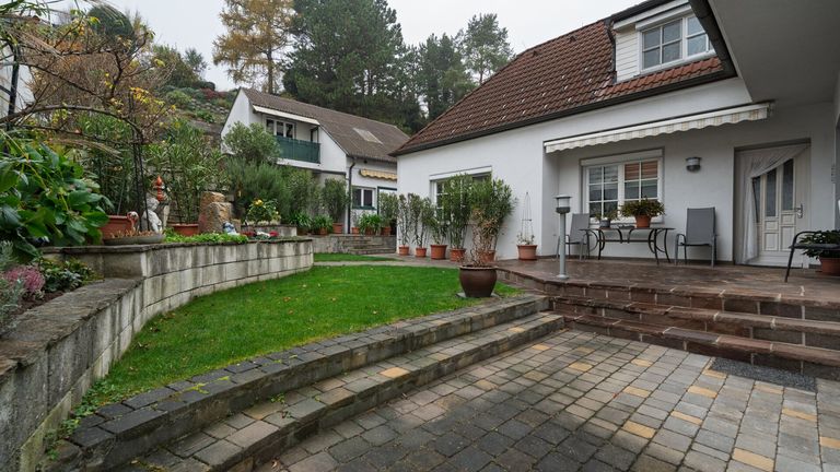 Haupteingang mit Blick auf Nebengebäude und Garten