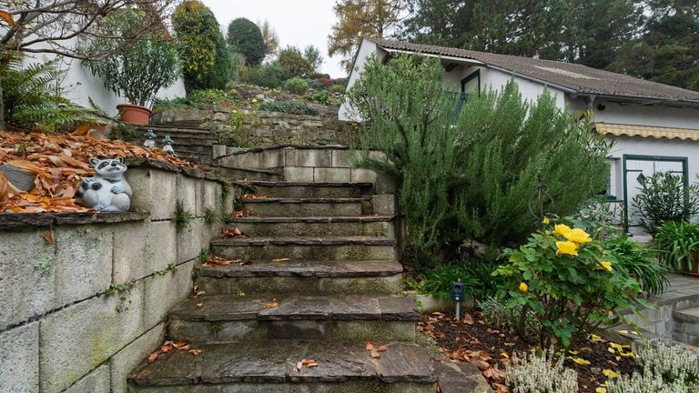 Aufgang zur oberen Terasse des Nebengebäudes