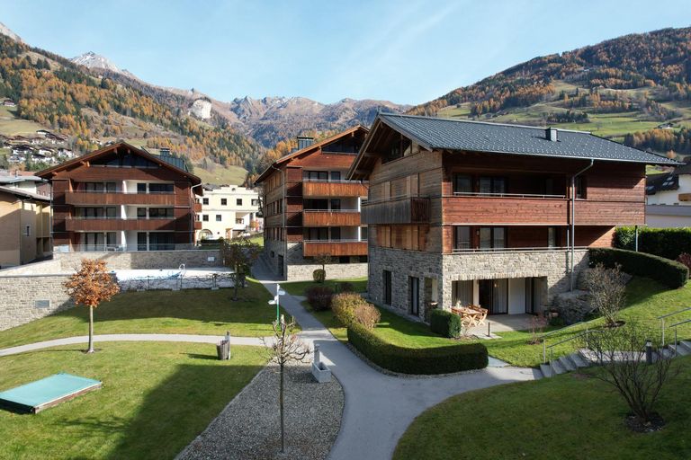 mitten im Dorf und sofort in den Bergen