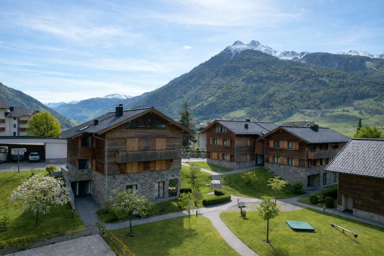 mitten im Dorf und sofort in den Bergen