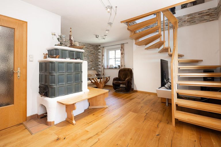 Kamin mit Treppenaufgang