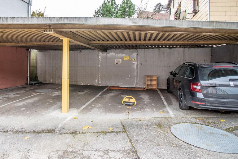 überdachter PKW-Stellplatz