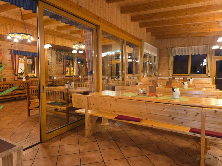 Tür zu weiteren Gasträumlichkeiten