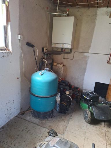 Poolfilter im Haus neben dem Pool