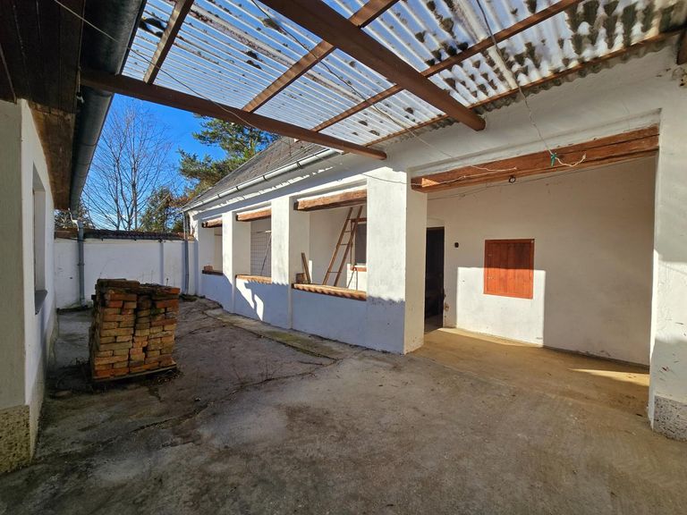 zu den Nebengebäuden