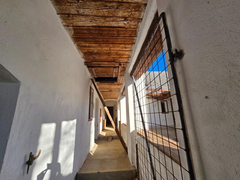 zu den Nebengebäuden