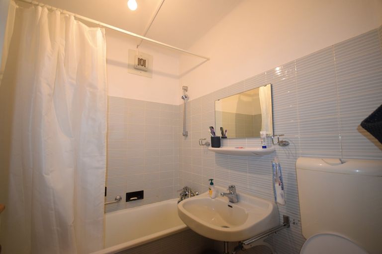 Badezimmer - Geräumige 3 Zimmer WG-Wohnung mit kleinem Balkon im Innenhof Miete Andräviertel Salzburg