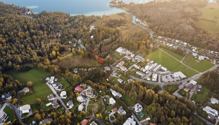 Luftbild vom Grundstück in Richtung Wörthersee