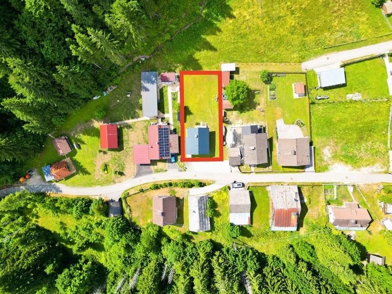 Luftbild über der Liegenschaft mit eingezeichnetem Grundstück