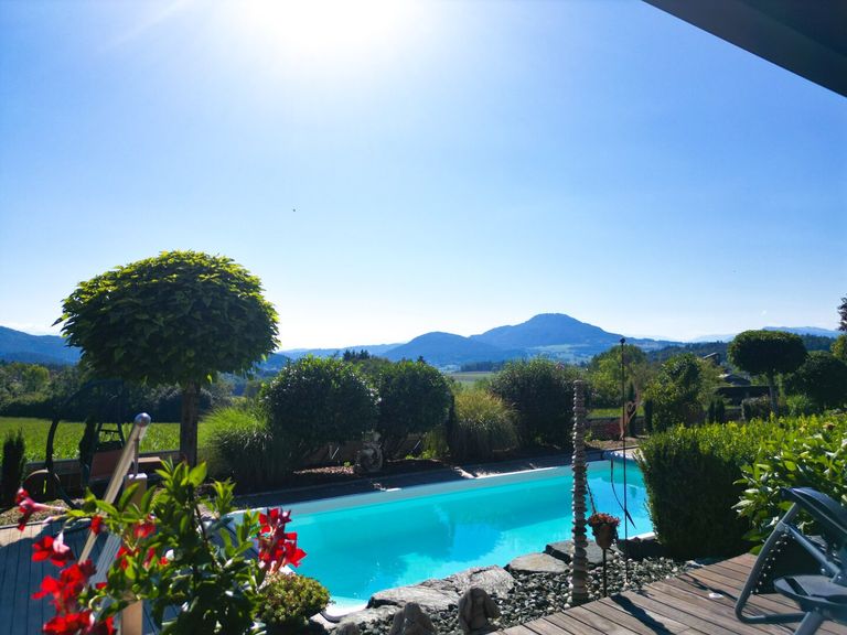 Pool und Karawanen von der Terrasse