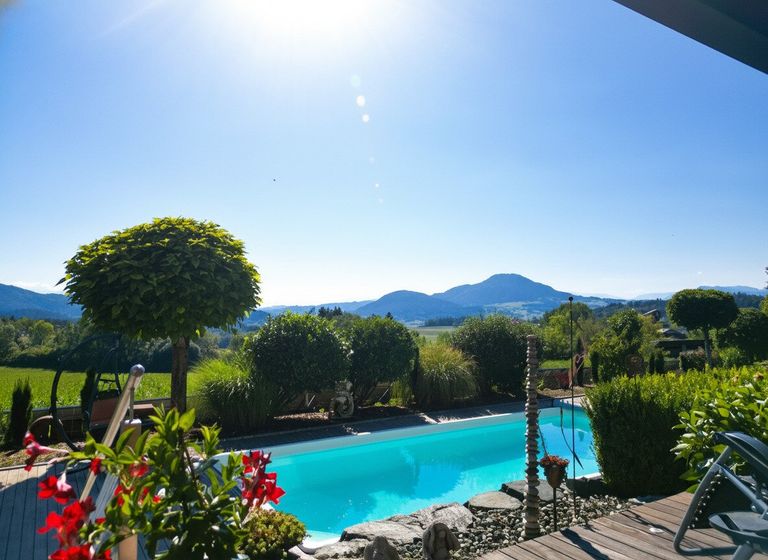 Ausblick von der Terrasse auf die Karawanken