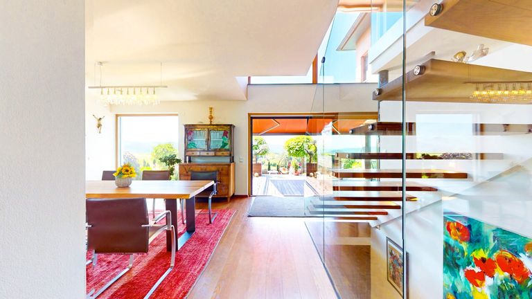 Esszimmer/Treppenaufgang mit Blick in den Garten