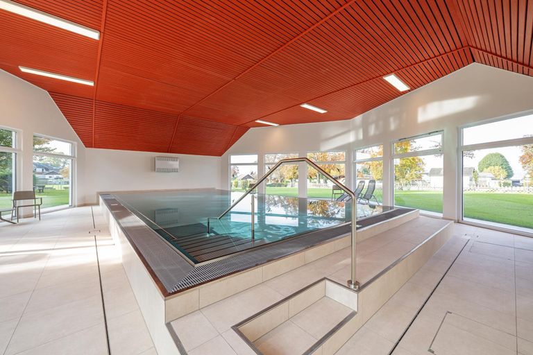 Hallenbad mit Liegefläche